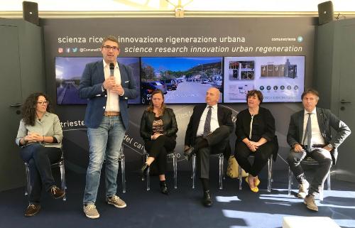 L’assessore regionale alle Autonomie locali, Pierpaolo Roberti, all’inaugurazione dello stand del Comune di Trieste al Villaggio Barcolana